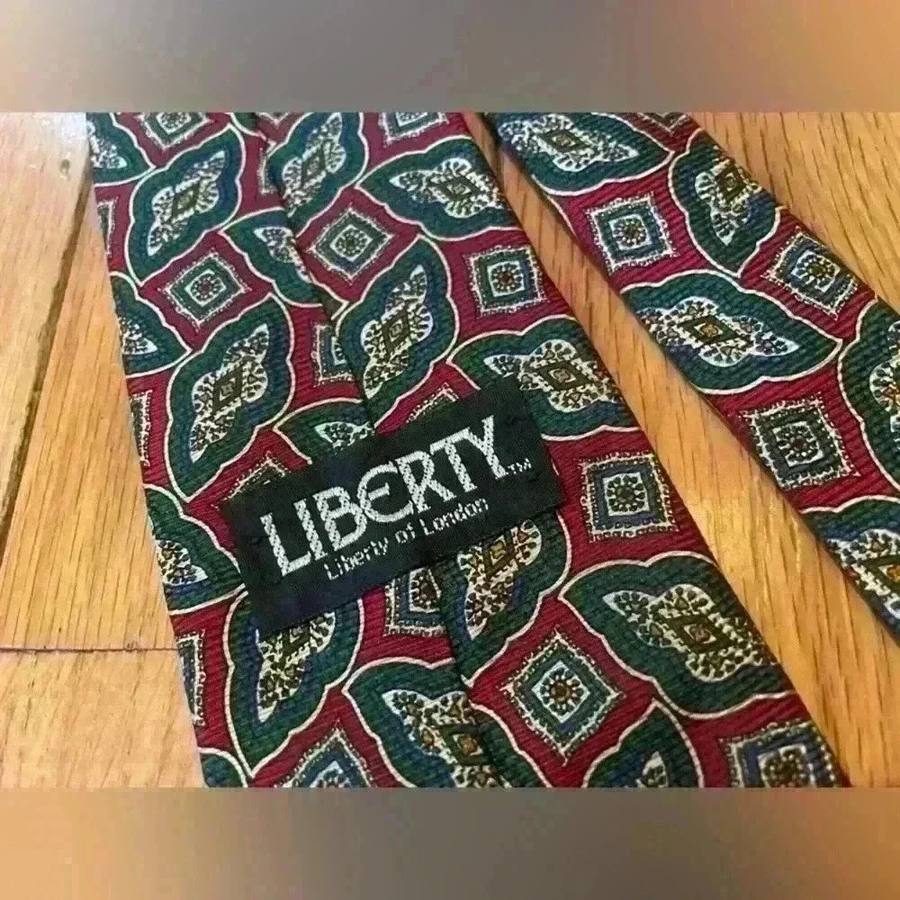 Vtg Liberty of London Tie Men’s 56 in Imported Silk Green Red Geometric